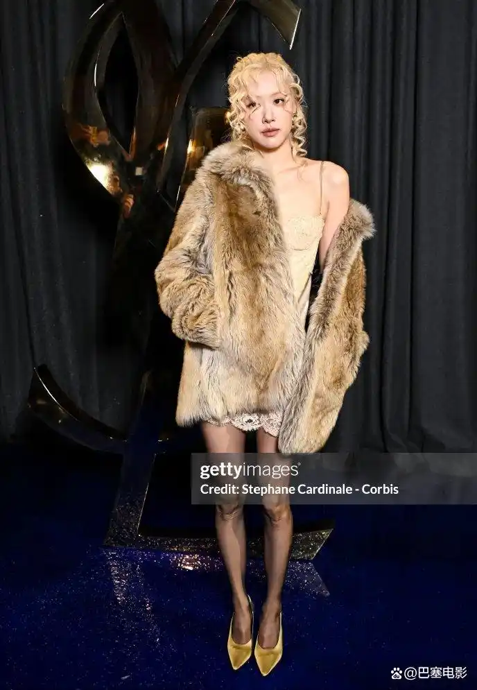 巴黎时装周 明星亮相 高清镜头分析_最近明星热点走秀,