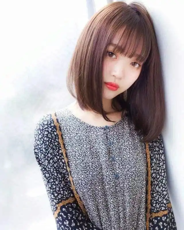 齐肩的头发烫出微卷，打造出了少女灵动感！