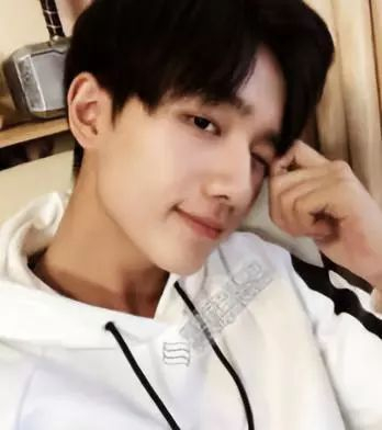 李明霖和网红撕逼3个月，想过娱乐圈会怎么看他弟弟李宏毅吗？